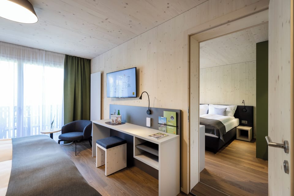 2 Zimmer Friends & Family Kombo Riverside | In-room safe, laptop workspace, blackout drapes, free cribs/infant beds