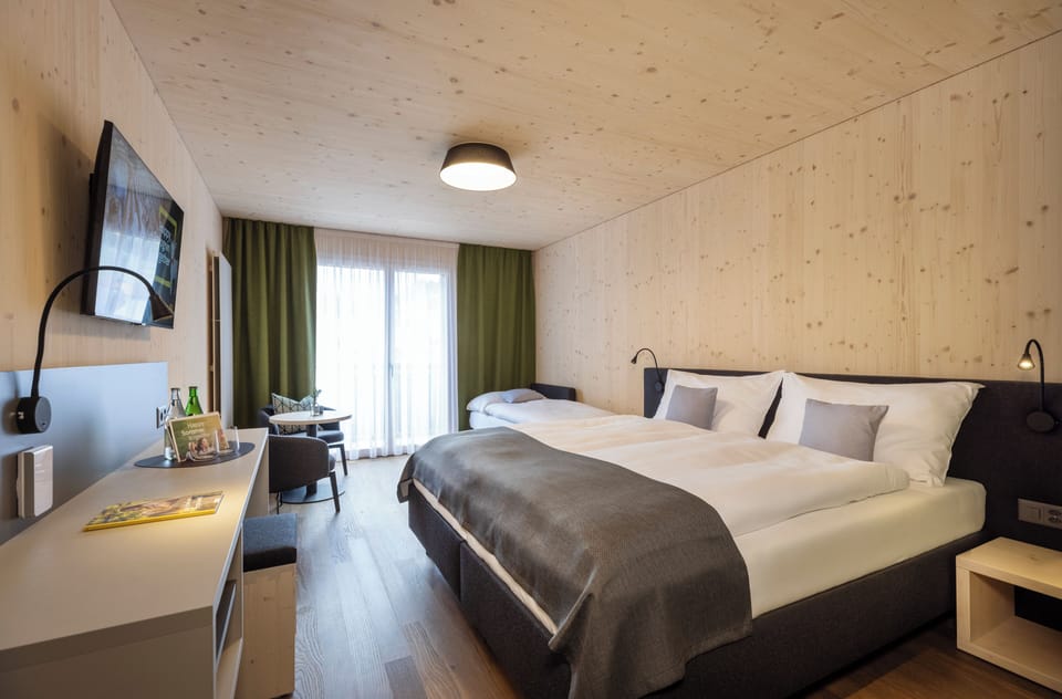 Lifestyle Plus | In-room safe, laptop workspace, blackout drapes, free cribs/infant beds