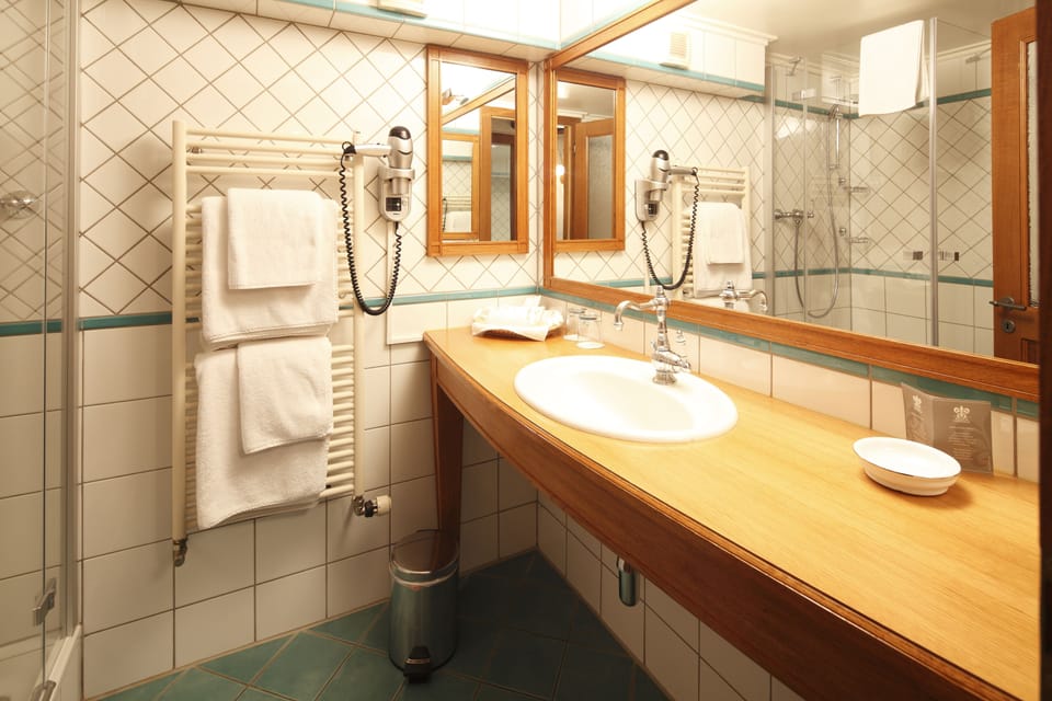 Combined shower/tub, free toiletries, hair dryer, bathrobes