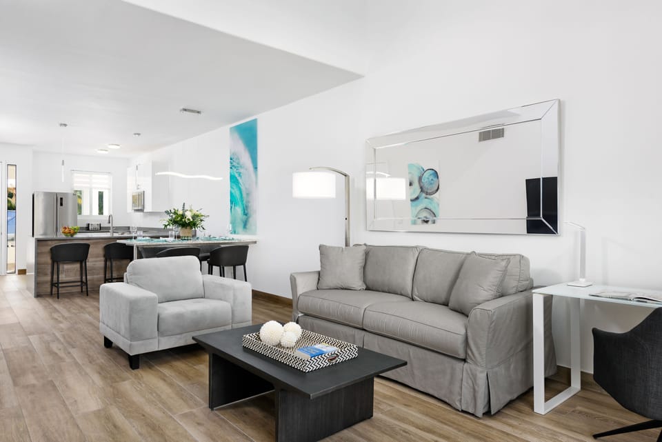 Deluxe Condo, 2 Bedrooms, Kitchen, Marina View | Living area