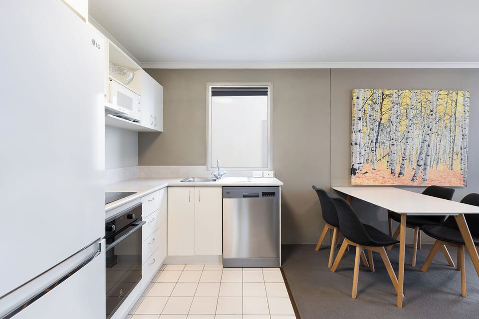 Studio Apartment | Private kitchen | Microwave, dishwasher, coffee/tea maker, electric kettle
