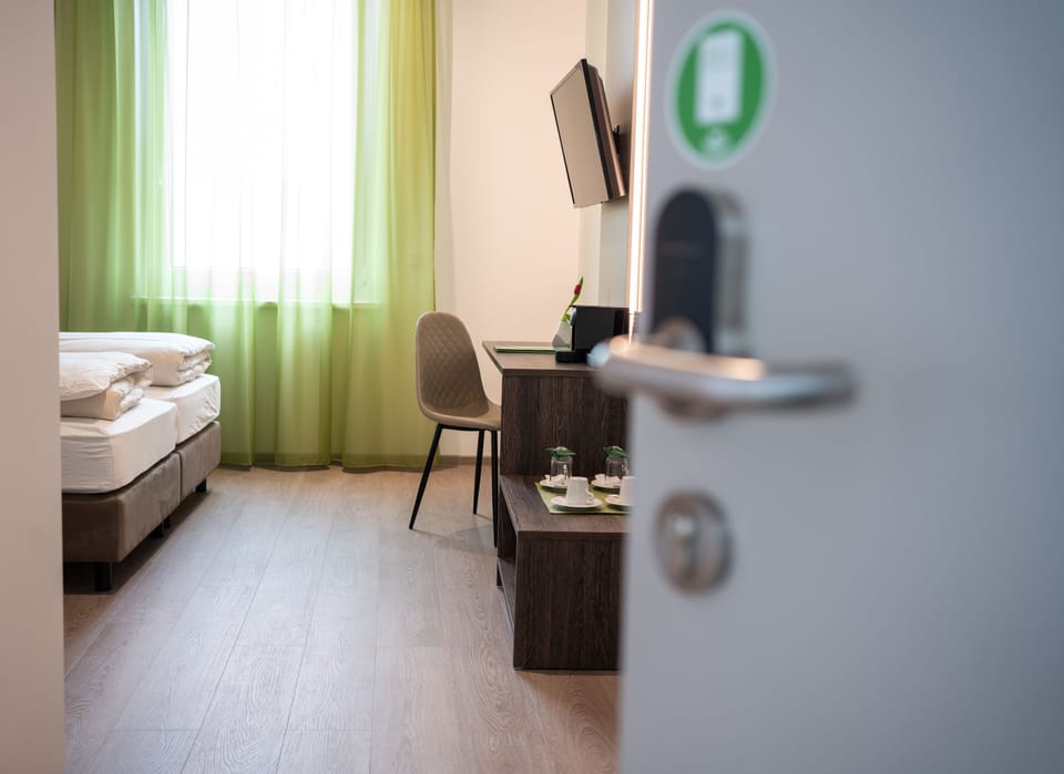 Double Room | In-room safe, desk, soundproofing, free WiFi