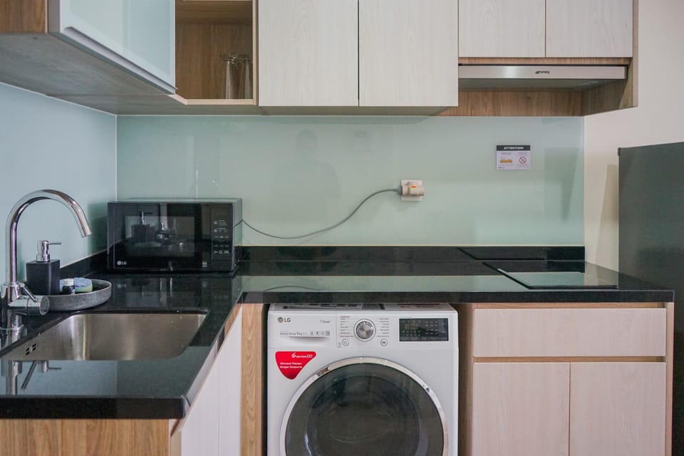 Room | Private kitchenette | Fridge, stovetop, cookware/dishes/utensils