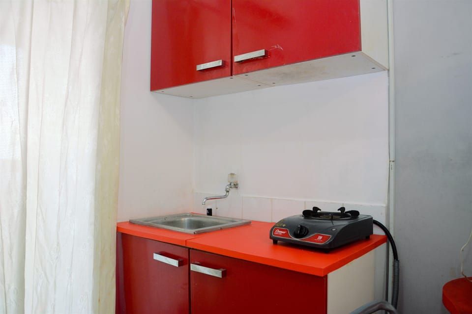 Room | Private kitchenette | Fridge, stovetop, cookware/dishes/utensils