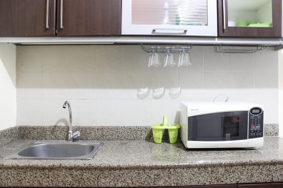 Room | Private kitchenette | Fridge, stovetop, cookware/dishes/utensils