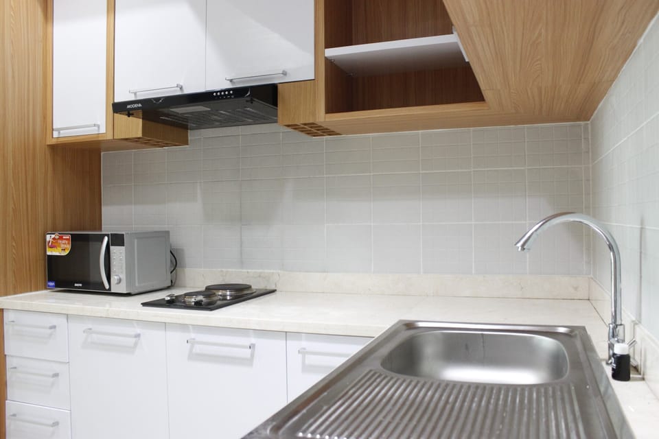 Room | Private kitchenette | Fridge, stovetop, cookware/dishes/utensils