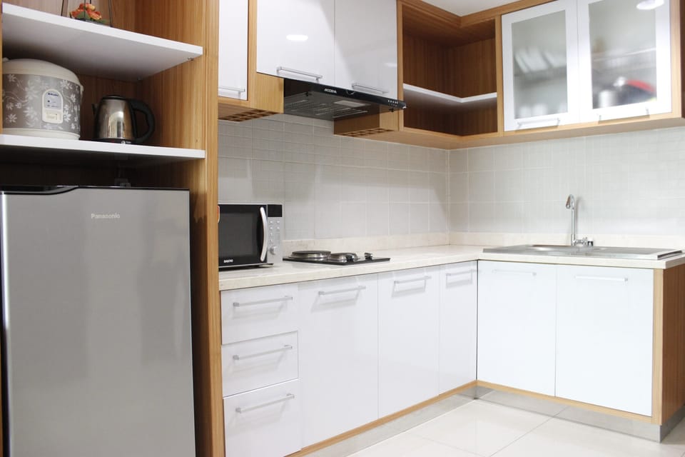 Room | Private kitchenette | Fridge, stovetop, cookware/dishes/utensils