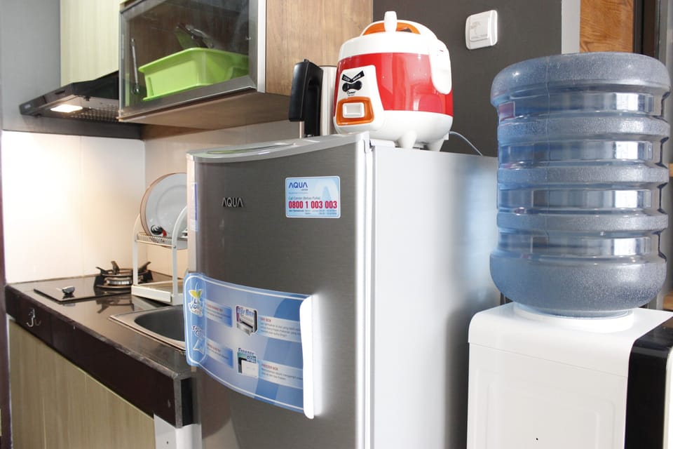 Room | Private kitchenette | Fridge, stovetop, cookware/dishes/utensils