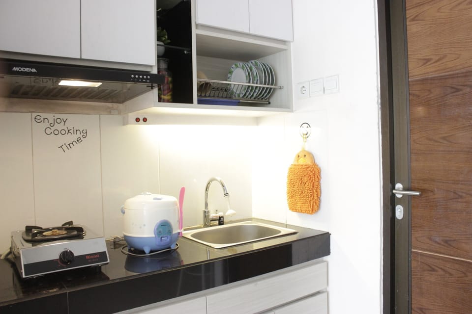 Room | Private kitchenette | Fridge, stovetop, cookware/dishes/utensils