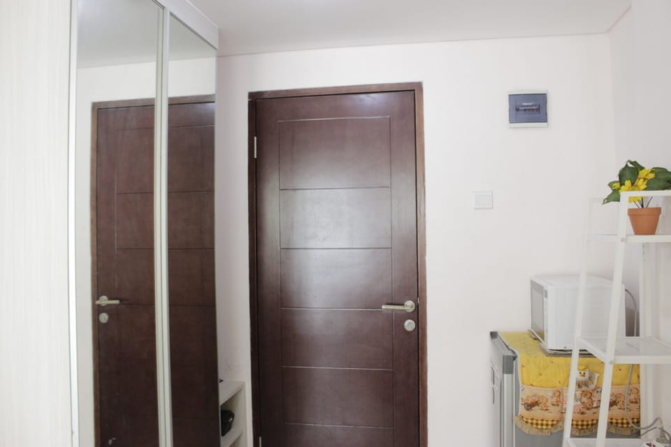 Room | Private kitchenette | Fridge, stovetop, cookware/dishes/utensils