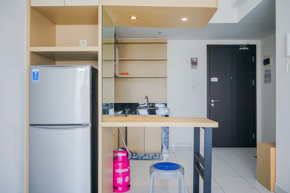 Room | Private kitchenette | Fridge, stovetop, cookware/dishes/utensils