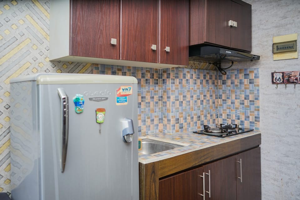 Room | Private kitchenette | Fridge, stovetop, cookware/dishes/utensils