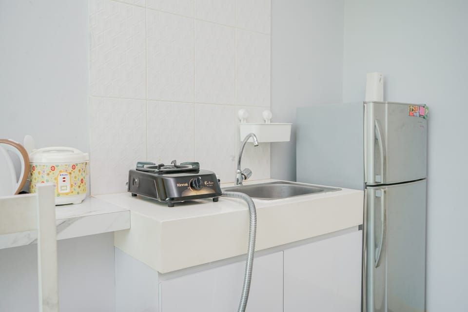 Room | Private kitchenette | Fridge, stovetop, cookware/dishes/utensils