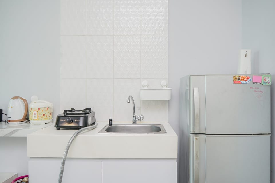 Room | Private kitchenette | Fridge, stovetop, cookware/dishes/utensils