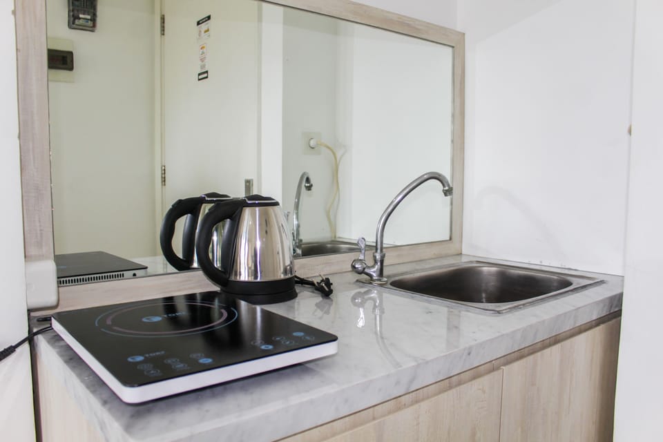 Room | Private kitchenette | Fridge, stovetop, cookware/dishes/utensils