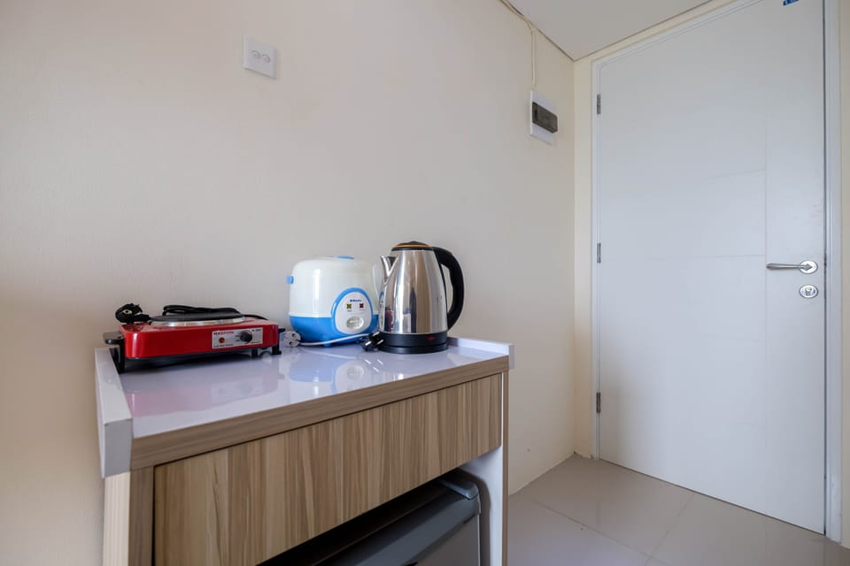 Room | Private kitchenette | Fridge, stovetop, cookware/dishes/utensils