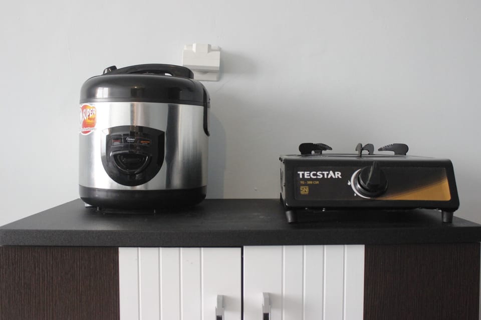 Room | Private kitchenette | Fridge, stovetop, cookware/dishes/utensils