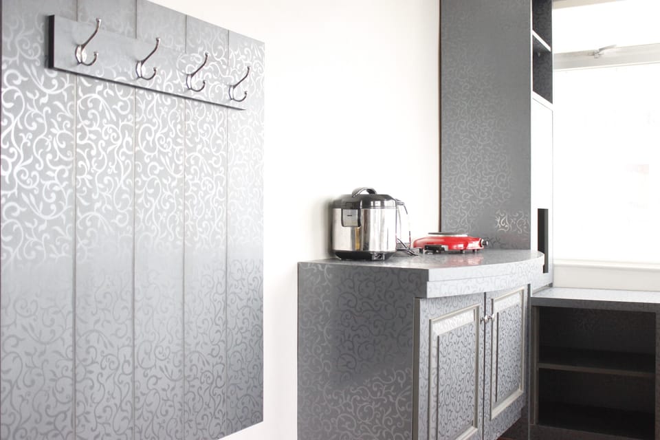 Room | Private kitchenette | Fridge, stovetop, cookware/dishes/utensils