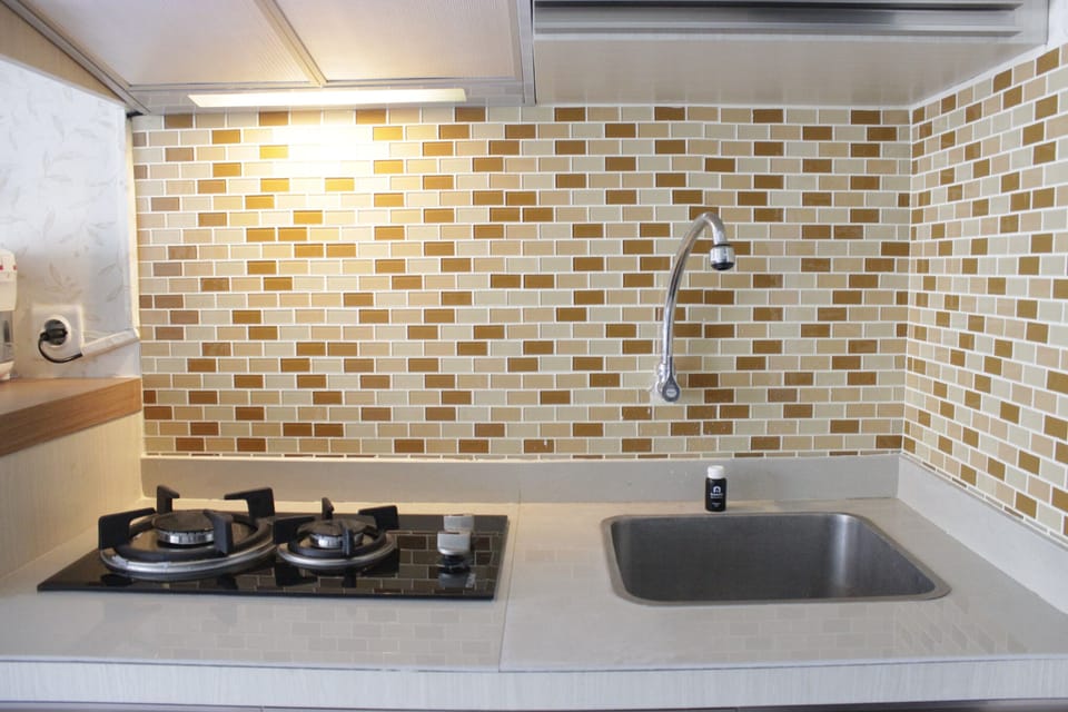 Room | Private kitchenette | Fridge, stovetop, cookware/dishes/utensils