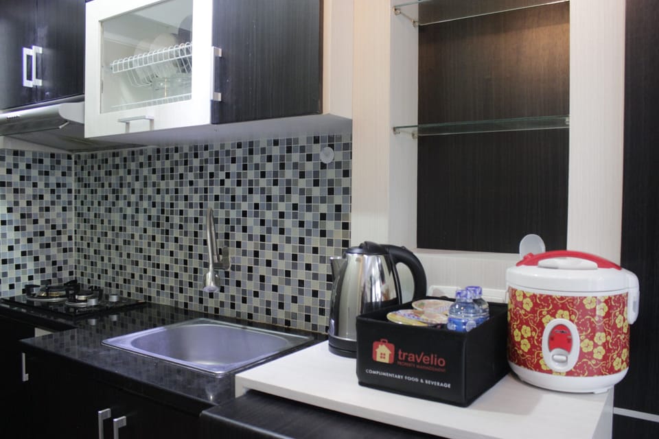 Room | Private kitchenette | Fridge, stovetop, cookware/dishes/utensils