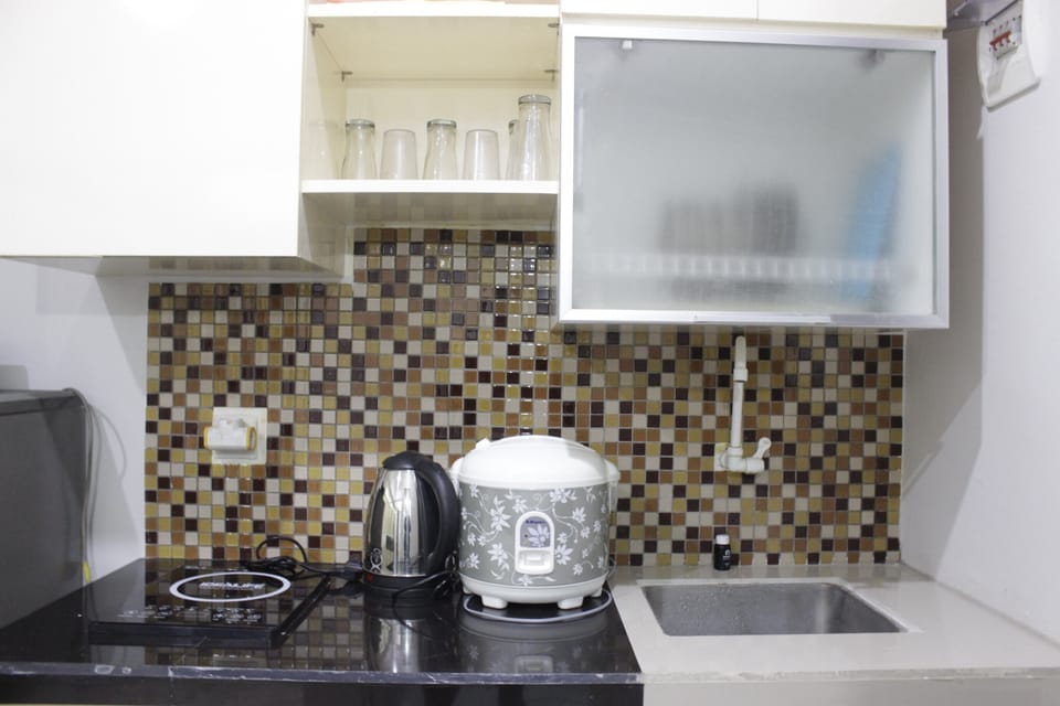 Room | Private kitchenette | Fridge, stovetop, cookware/dishes/utensils