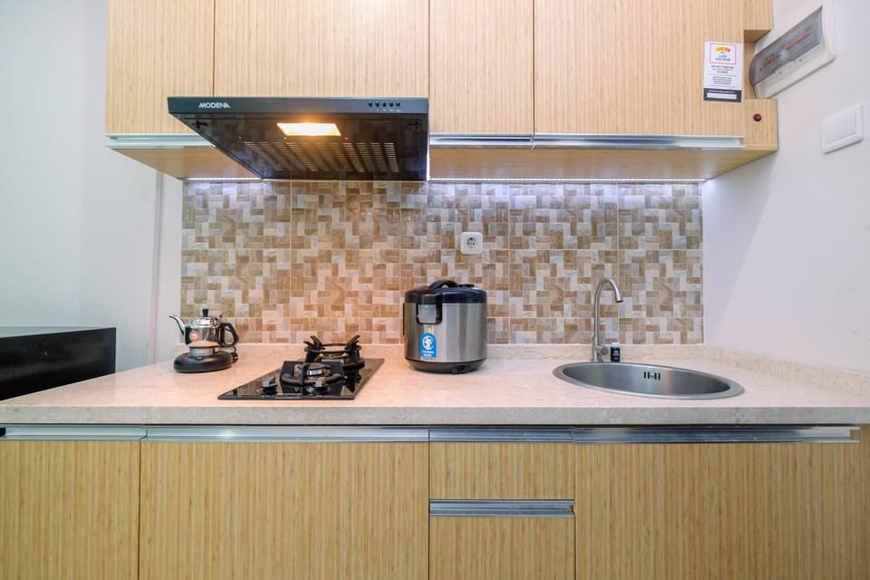 Room | Private kitchenette | Fridge, stovetop, cookware/dishes/utensils