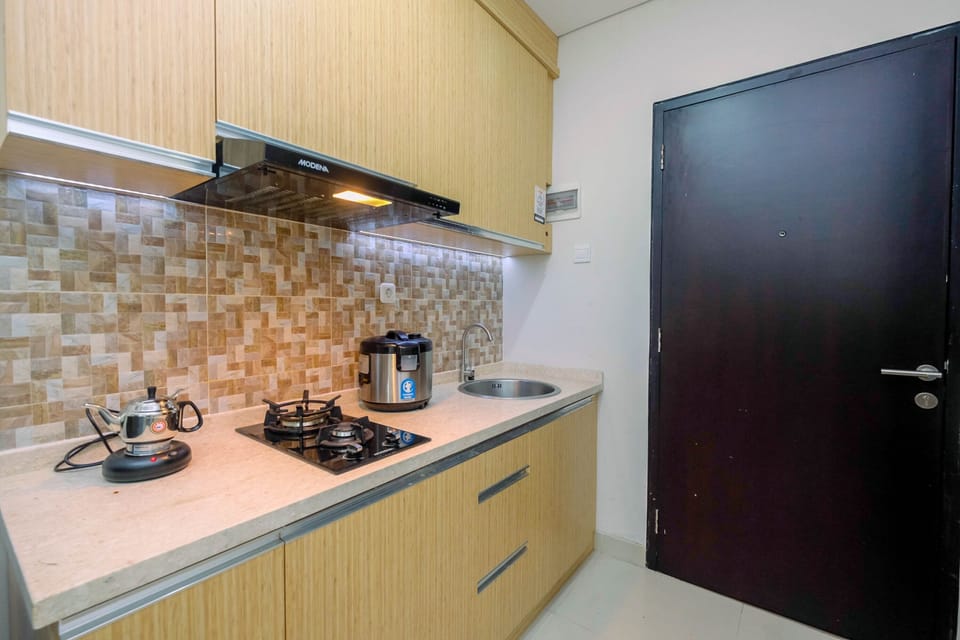 Room | Private kitchenette | Fridge, stovetop, cookware/dishes/utensils