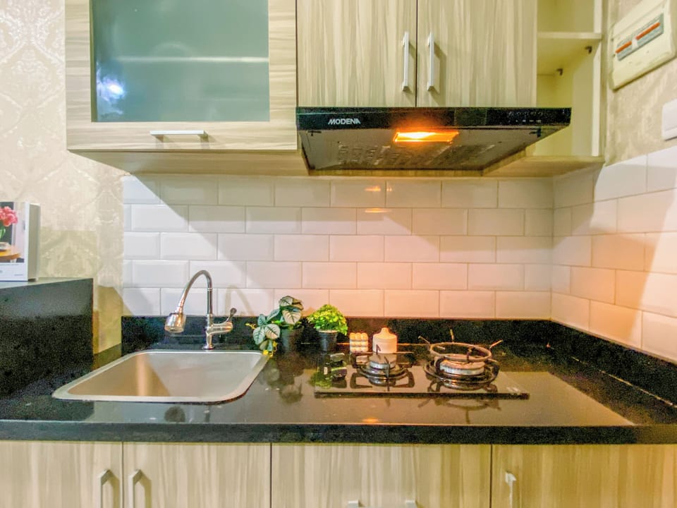 Room | Private kitchen | Fridge, stovetop, cookware/dishes/utensils