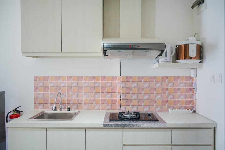 Room | Private kitchenette | Fridge, stovetop, cookware/dishes/utensils