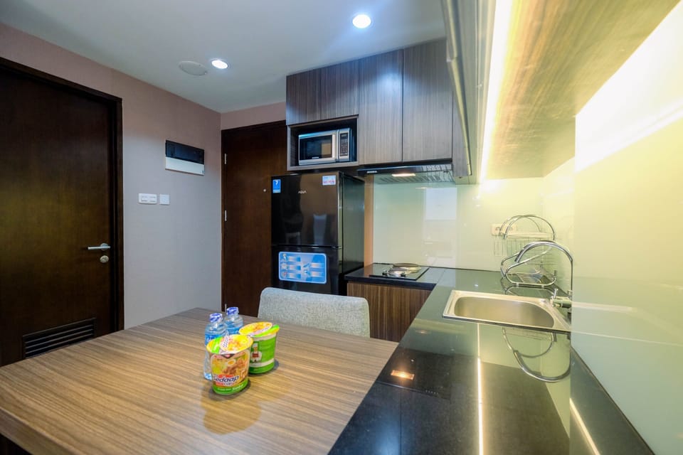 Room | Private kitchenette | Fridge, stovetop, cookware/dishes/utensils