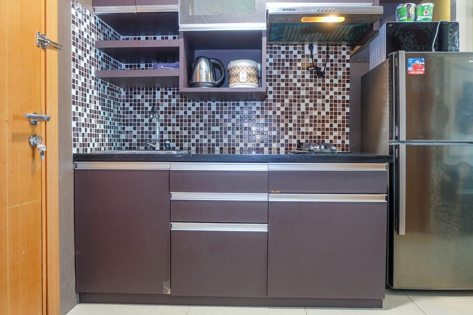 Room | Private kitchenette | Fridge, stovetop, cookware/dishes/utensils