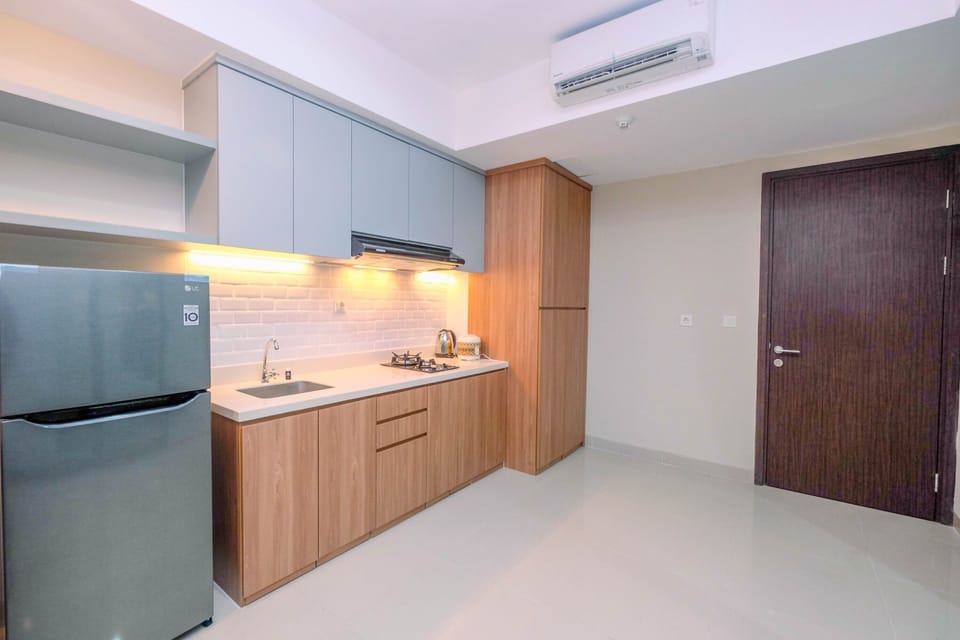 Room | Private kitchenette | Fridge, stovetop, cookware/dishes/utensils