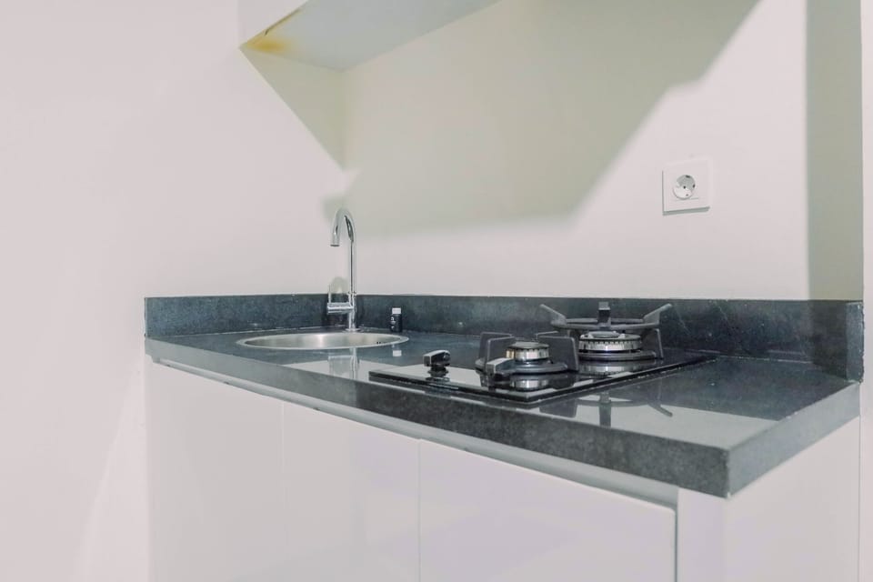 Room | Private kitchenette | Fridge, stovetop, cookware/dishes/utensils