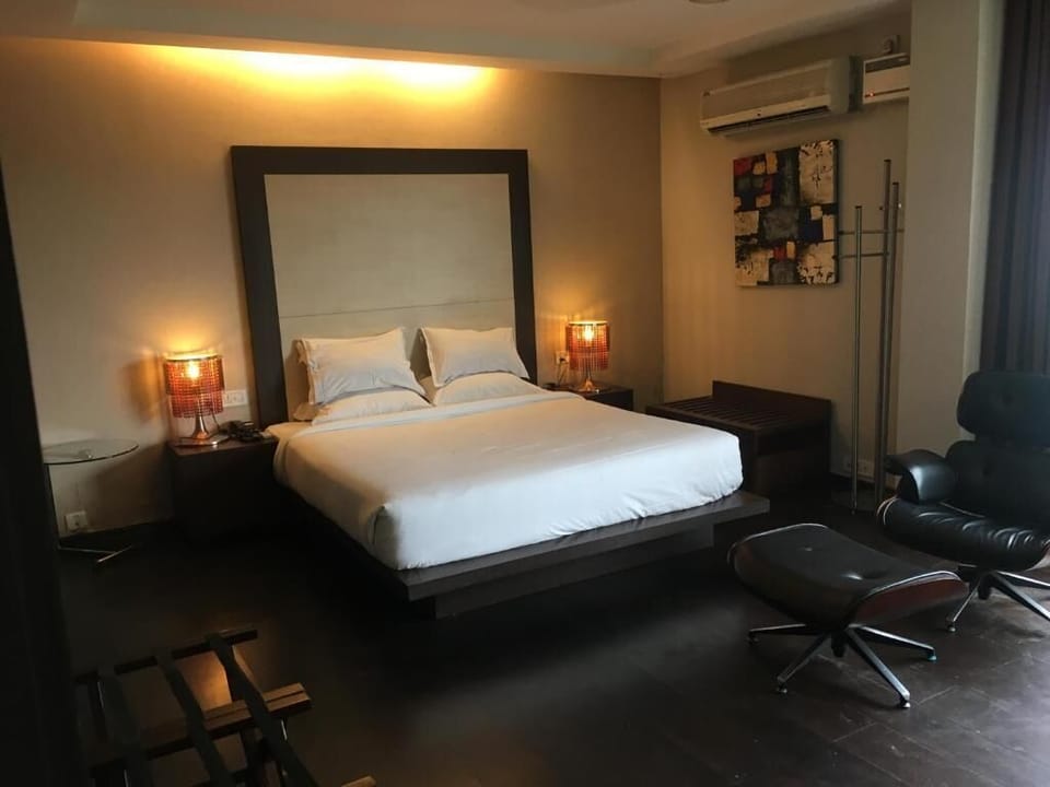 MD's Suite | Hypo-allergenic bedding available, memory foam beds, minibar