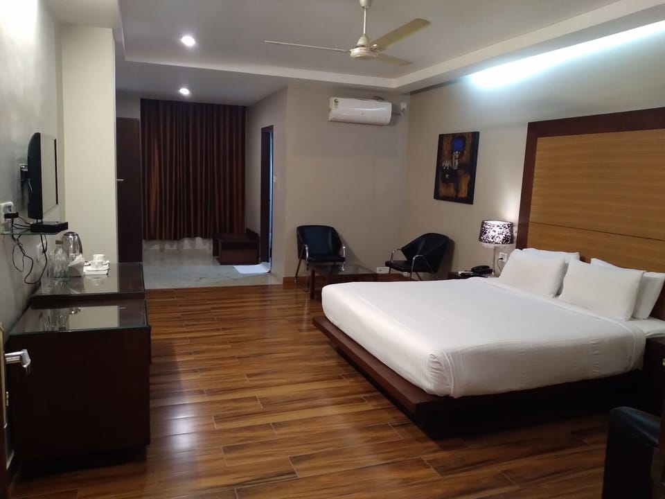 Executive Double Room, 1 King Bed | Hypo-allergenic bedding available, memory foam beds, minibar