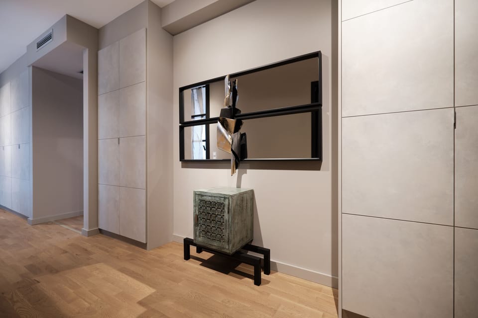 Premium Suite | Living area | 43-inch flat-screen TV with digital channels, TV