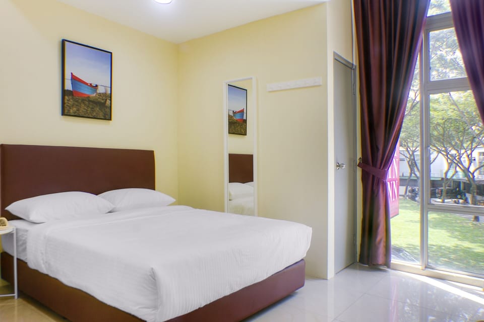 Deluxe Double Room | Desk, WiFi (free), bed sheets