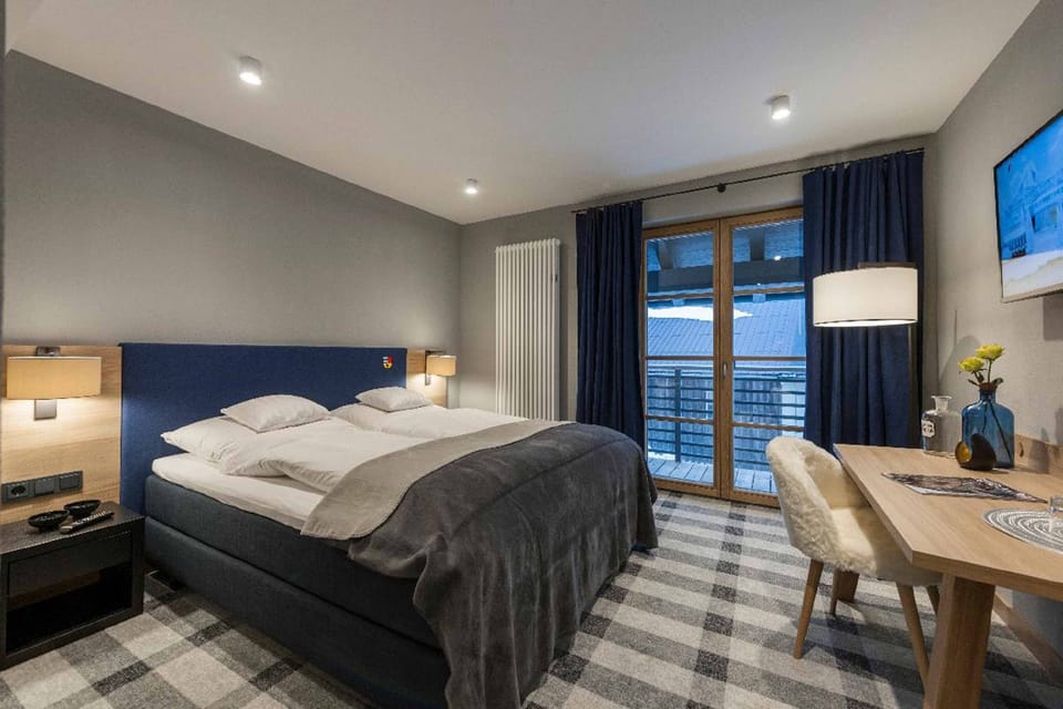 Double Room | Minibar, desk, free WiFi, bed sheets