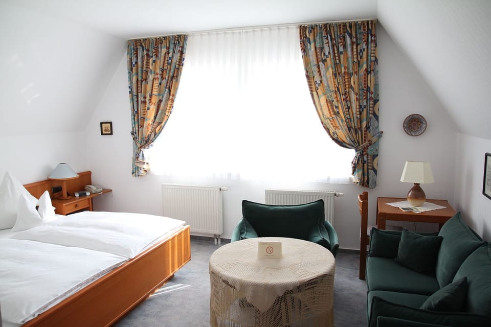 Double Room, River View | Desk, free WiFi