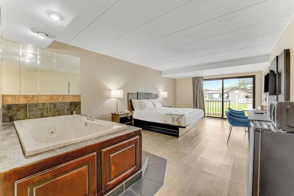 Romantic Room, 1 King Bed, Smoking, Jetted Tub | Desk, iron/ironing board, free WiFi, bed sheets