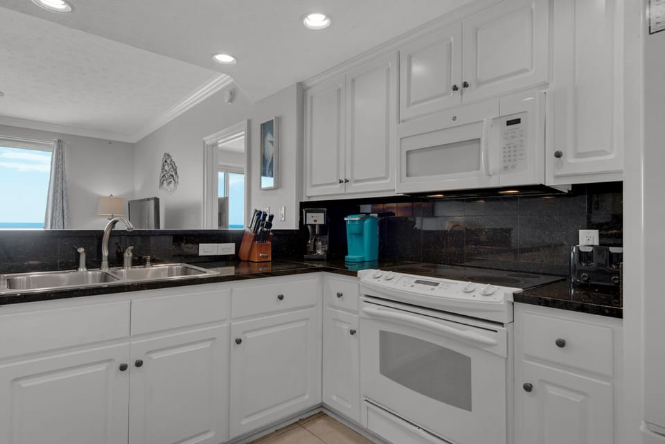 Condo, Multiple Beds, Pool Access | Private kitchen | Fridge, microwave, oven, stovetop
