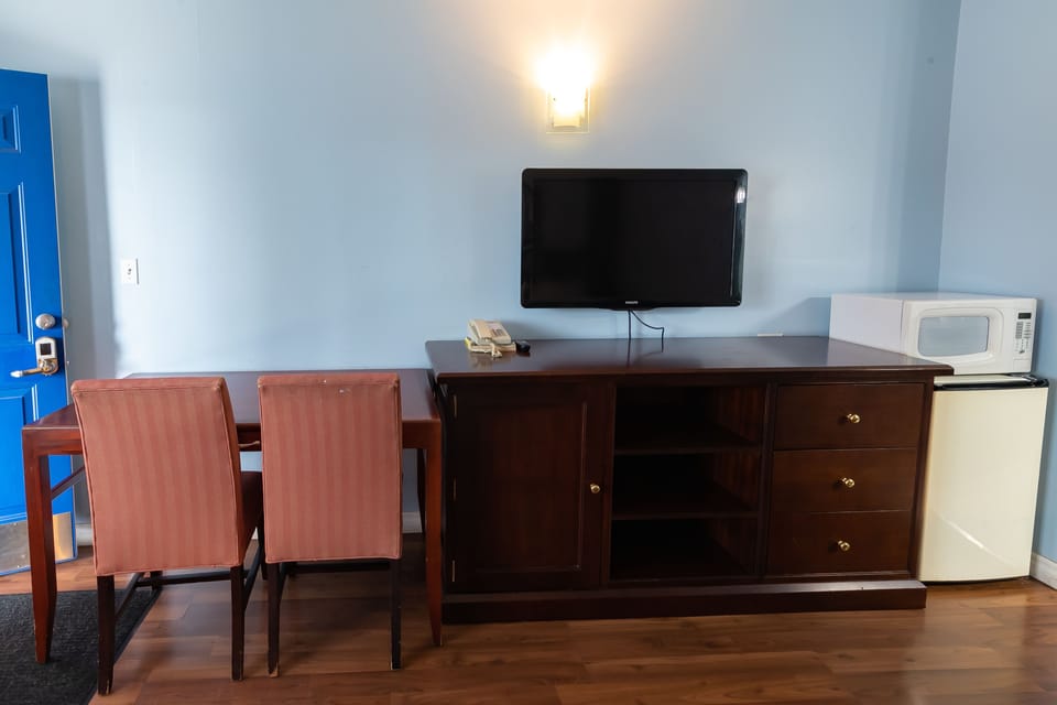 Deluxe Room, 1 King Bed, Non Smoking | Down comforters, individually furnished, desk, blackout drapes