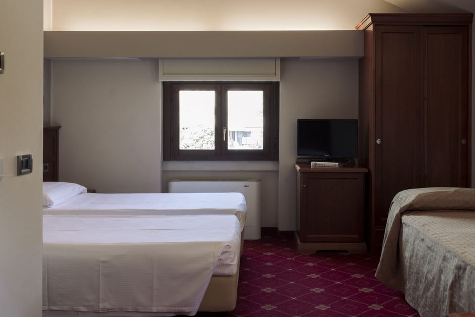 Minibar, WiFi (free), bed sheets