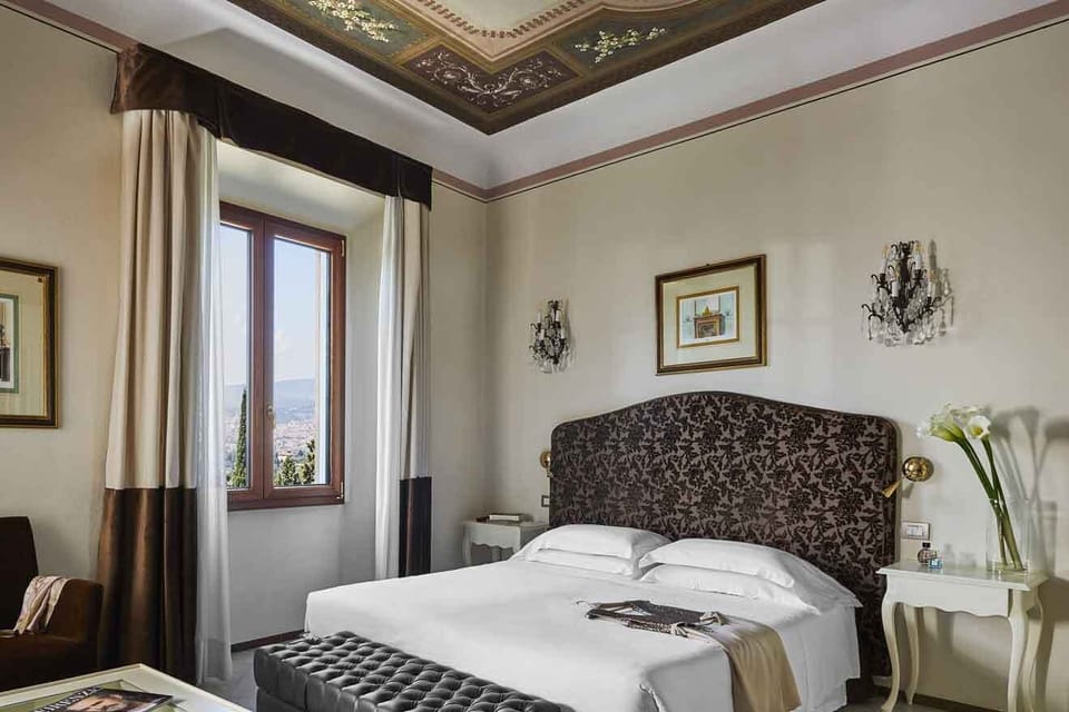 JUNIOR SUITE WITH FRESCO CEILING AND DUOMO VIEW | Down comforters, minibar, in-room safe, desk