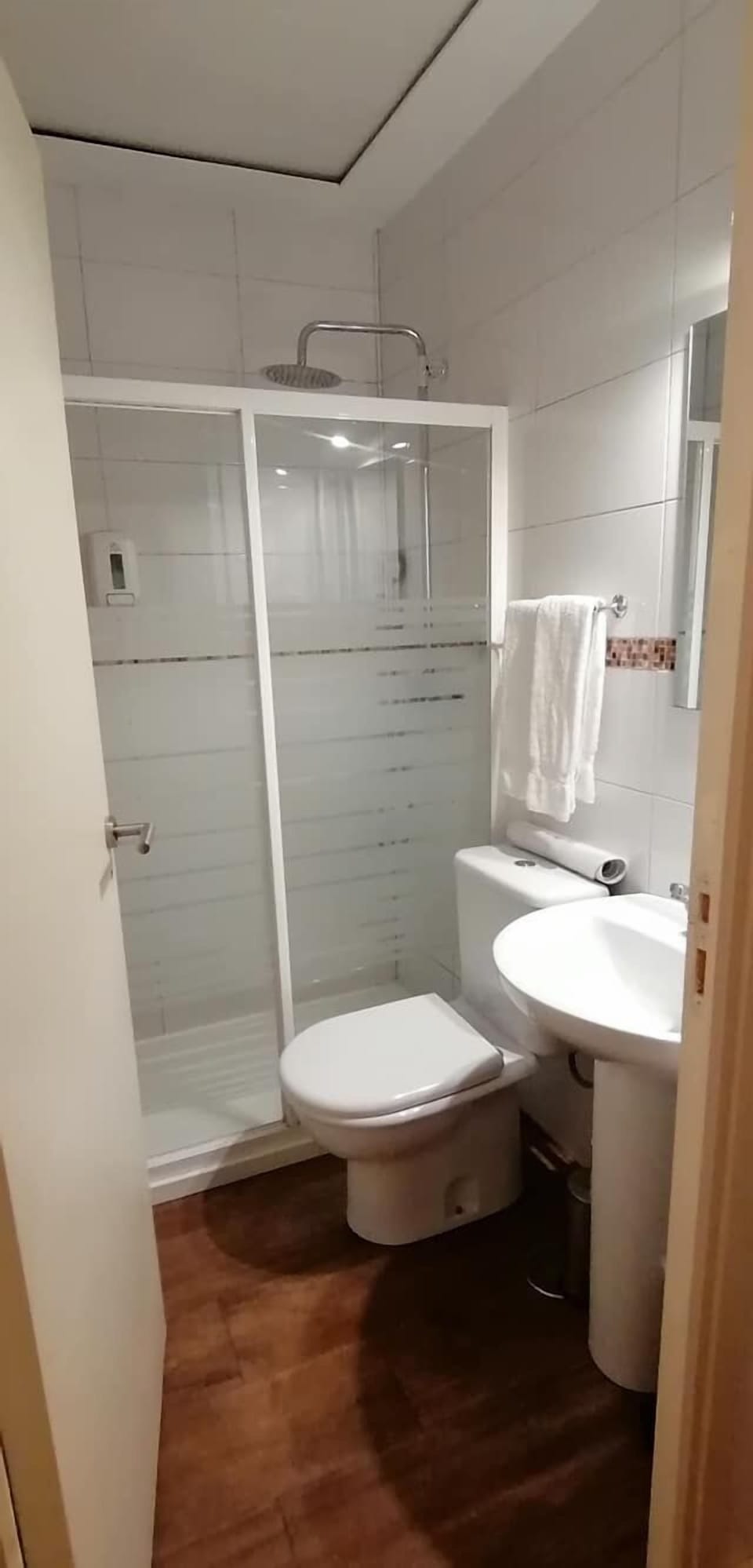 Twin Room | Bathroom | Shower, rainfall showerhead, hair dryer, towels