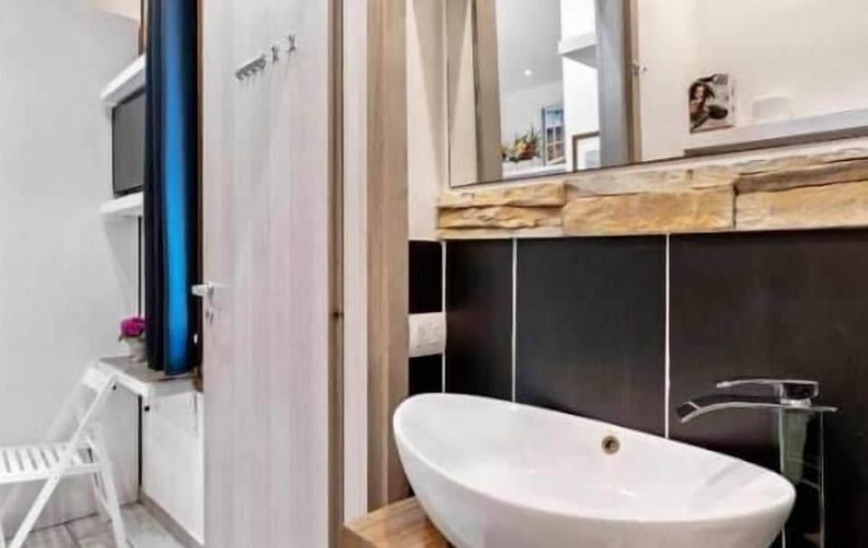 City Single Room | Bathroom | Shower, rainfall showerhead, free toiletries, hair dryer