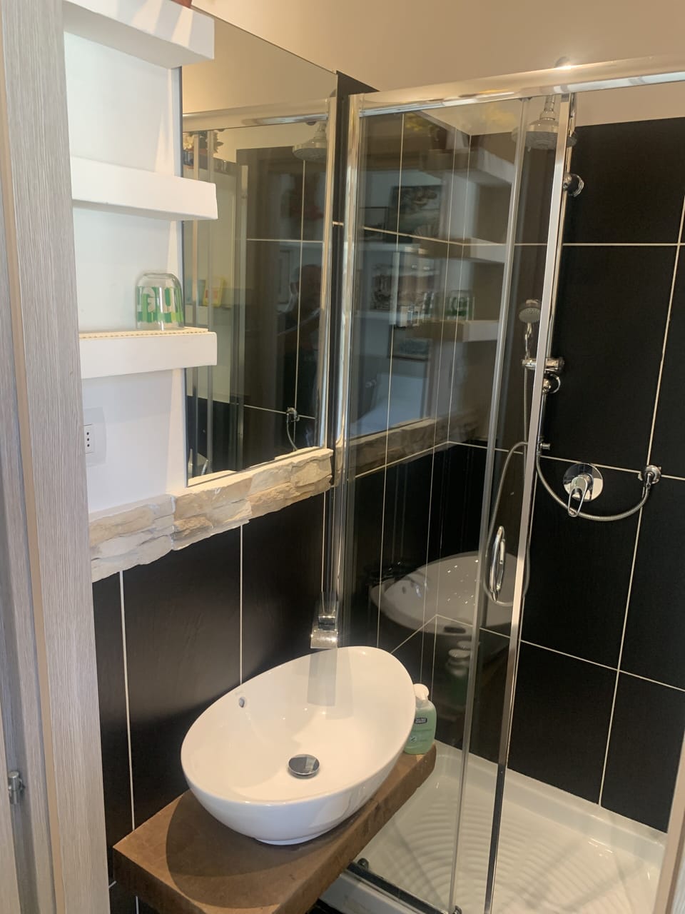 City Single Room | Premium bedding, down comforters, laptop workspace, WiFi (free)