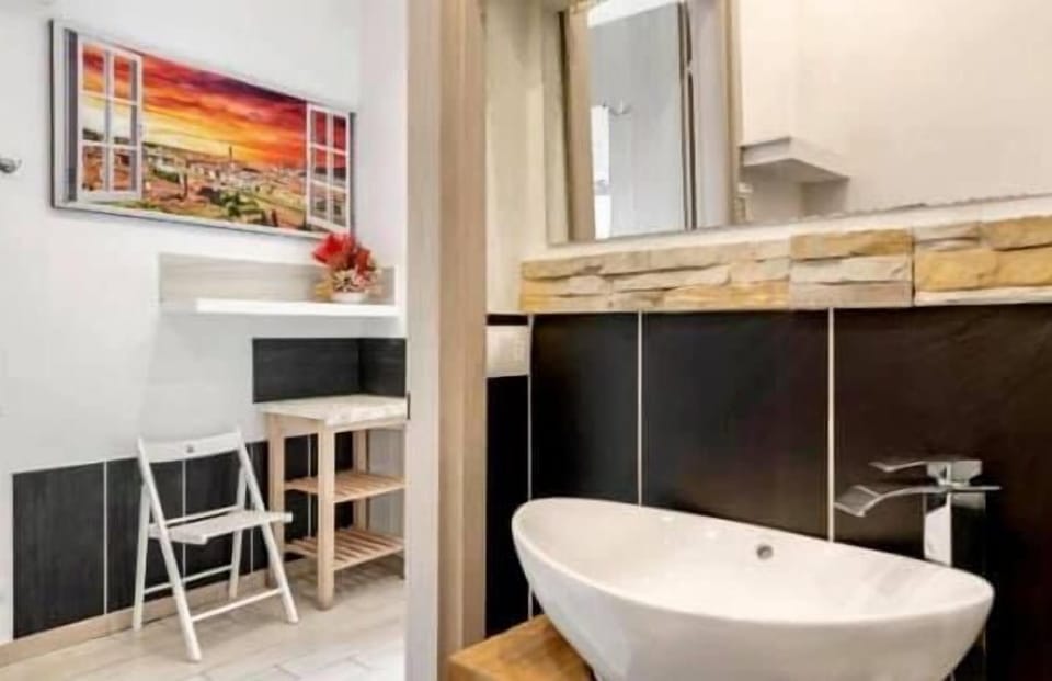 City Double or Twin Room | Bathroom | Shower, rainfall showerhead, free toiletries, hair dryer