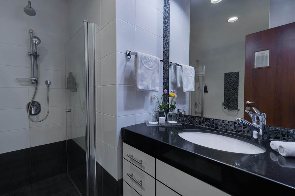 Bathtub, free toiletries, hair dryer, towels