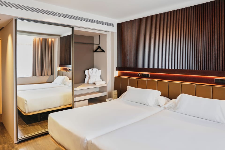 Standard Room | Minibar, in-room safe, desk, laptop workspace